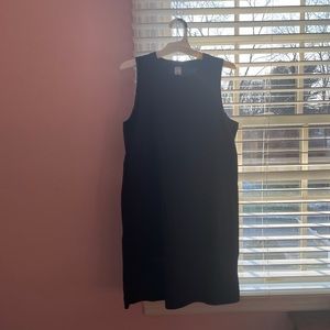 Short black dress with pocket